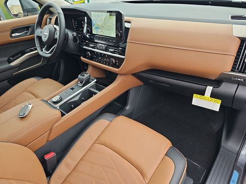 Used 2025 Nissan Pathfinder Platinum image 16