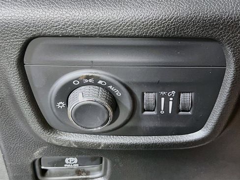 Used 2023 Jeep Grand Cherokee Laredo image 10