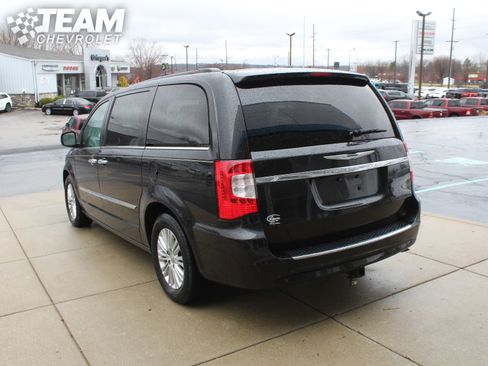 Used 2015 Chrysler Town & Country Touring-L w/ Driver Convenience Group image 6
