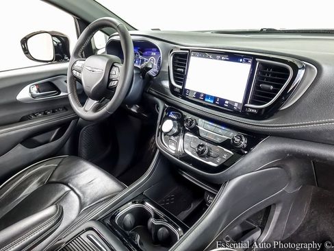 Used 2025 Chrysler Pacifica Limited image 25