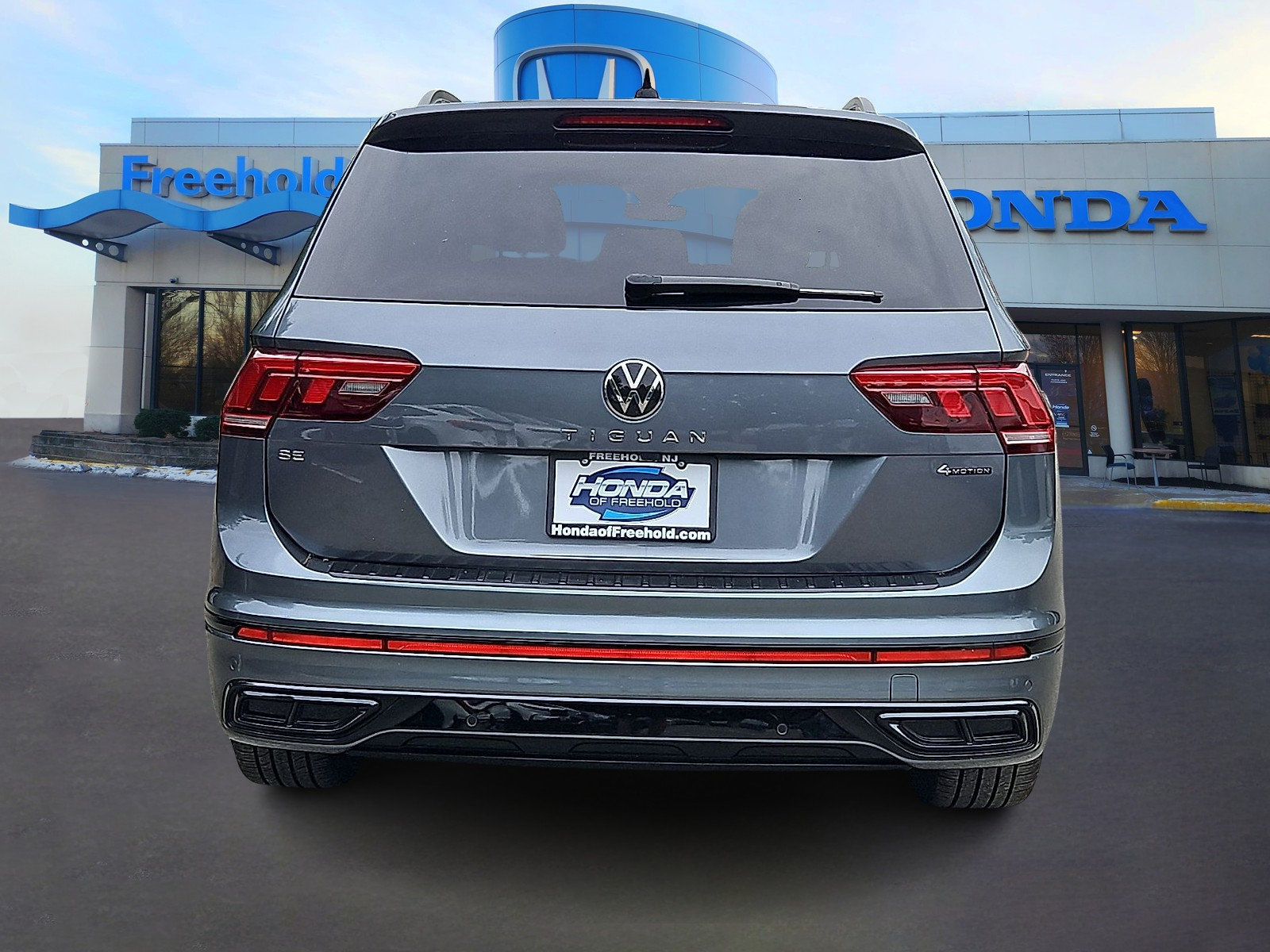 Used 2024 Volkswagen Tiguan SE R-Line AWD/4WD image 6