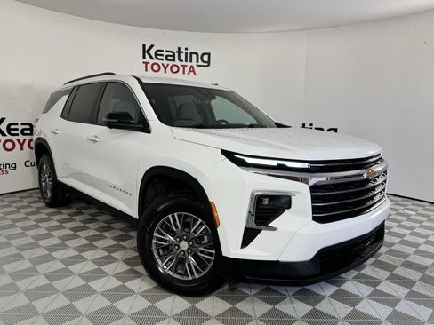 Used 2026 Chevrolet Traverse LT w/ Driver Confidence Package FWD image 3