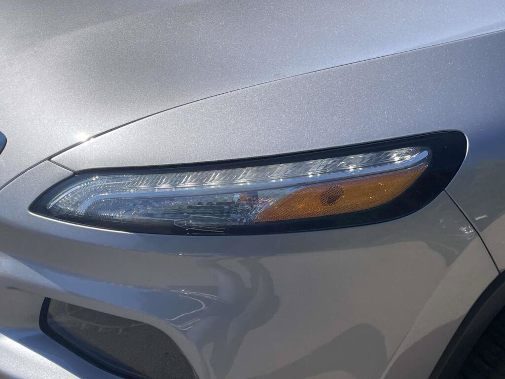 Used 2018 Jeep Cherokee Limited AWD/4WD image 13