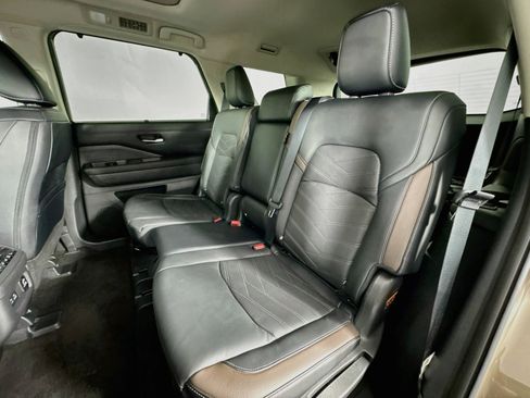 Used 2024 Nissan Pathfinder Platinum w/ Black Appearance Package AWD/4WD image 26