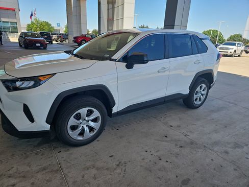Used 2022 Toyota RAV4 LE FWD image 1