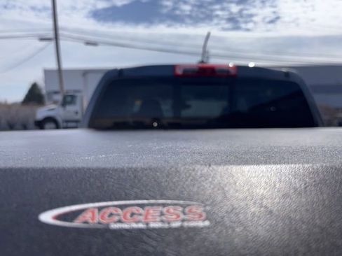 Used 2022 Chevrolet Colorado LT w/ LT Convenience Package image 11