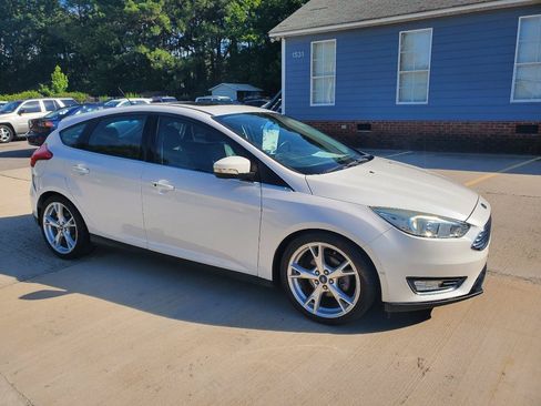 Used 2015 Ford Focus Titanium FWD image 3