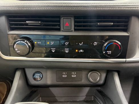 Used 2024 Nissan Rogue S FWD image 27