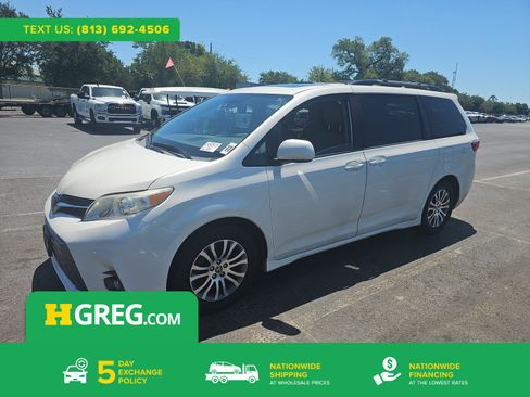 Used 2020 Toyota Sienna XLE w/ XLE Navigation Package FWD image 1