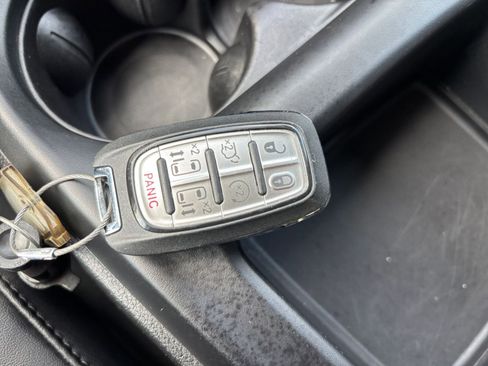 Used 2025 Chrysler Pacifica Select image 27