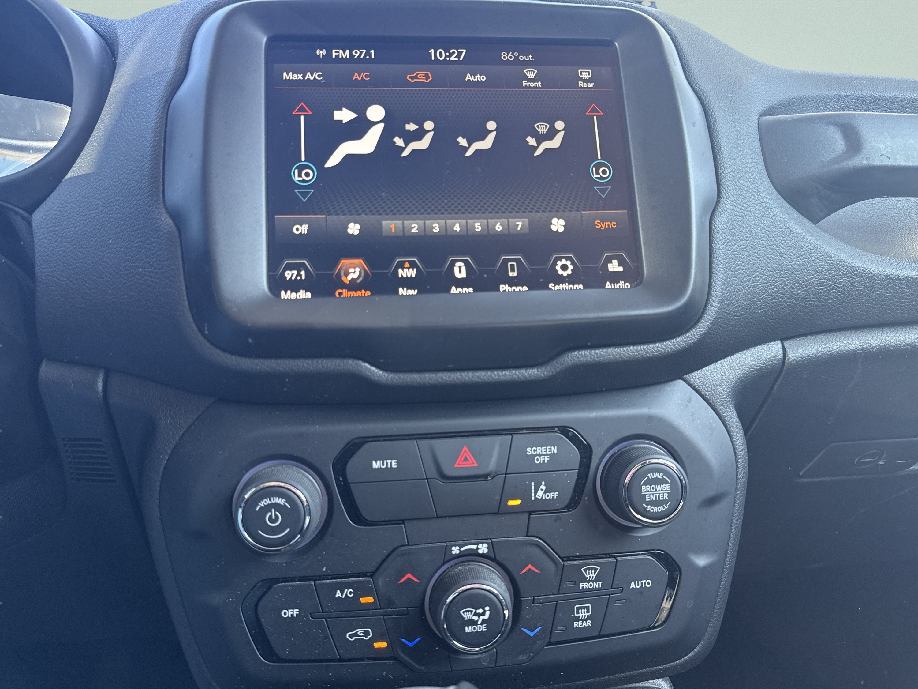 Used 2023 Jeep Renegade Latitude AWD/4WD image 19