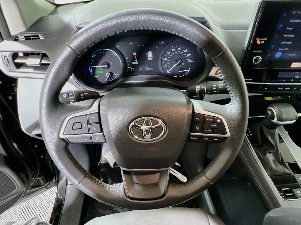 Certified 2025 Toyota Sienna XLE FWD image 10