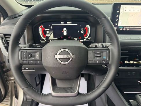 Used 2025 Nissan Rogue SL w/ Tech Package FWD image 14