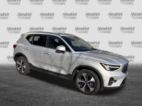 Used 2025 Volvo XC40 B5 Plus image 2