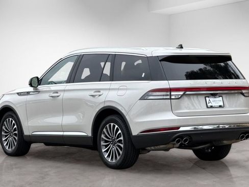 Used 2023 Lincoln Aviator 2WD w/ Premium Package image 3