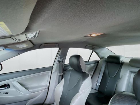 Used 2011 Toyota Camry LE FWD image 11