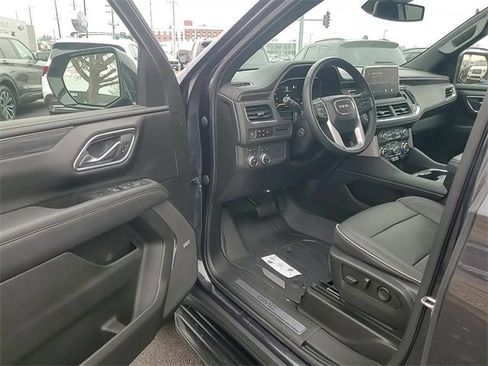Used 2023 GMC Yukon XL SLT w/ SLT Premium Package image 11
