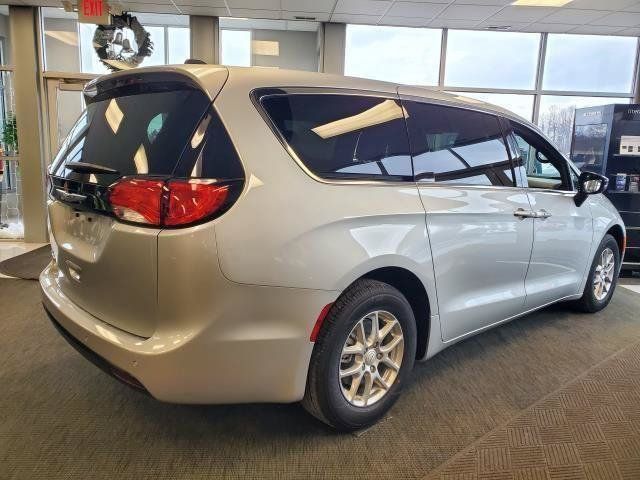 Used 2026 Chrysler Voyager LX FWD image 2