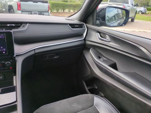 Used 2025 Jeep Grand Cherokee Altitude image 16