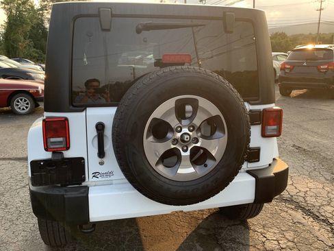 Used 2016 Jeep Wrangler Unlimited Sahara image 9