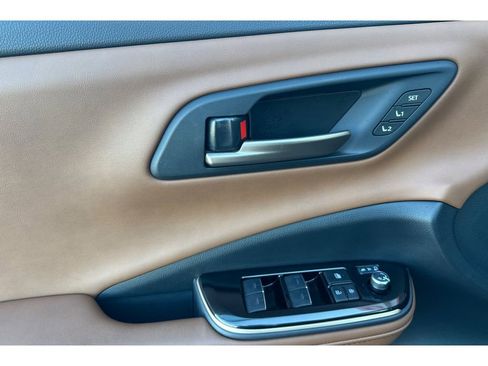 Certified 2025 Toyota Crown Signia image 11