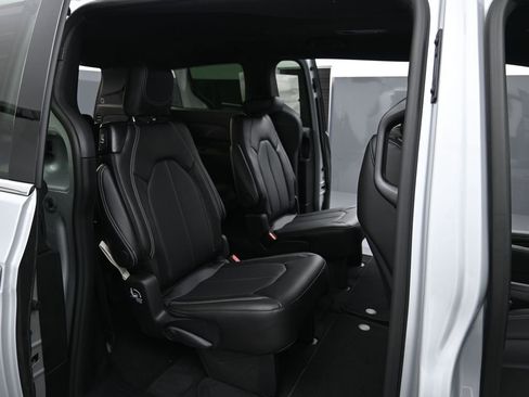 New 2026 Chrysler Pacifica Select image 25