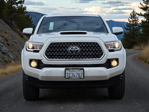 Used 2019 Toyota Tacoma TRD Sport image 3