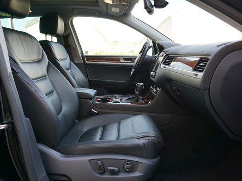 Used 2014 Volkswagen Touareg Sport image 14