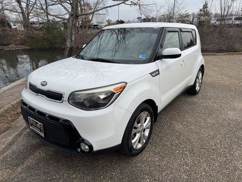 Used 2016 Kia Soul + image 12