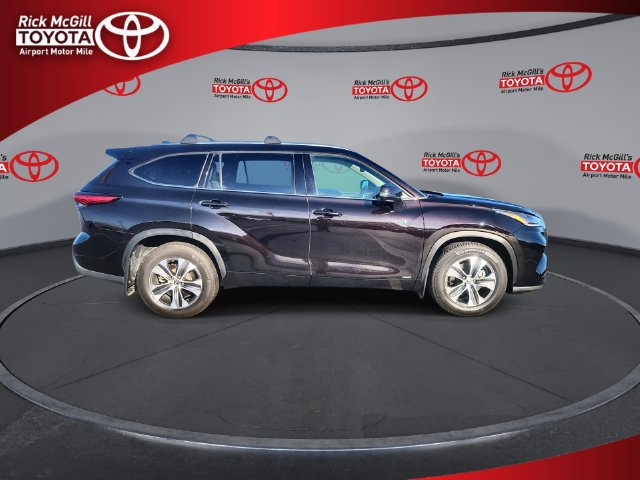 Used 2021 Toyota Highlander XLE AWD/4WD image 9