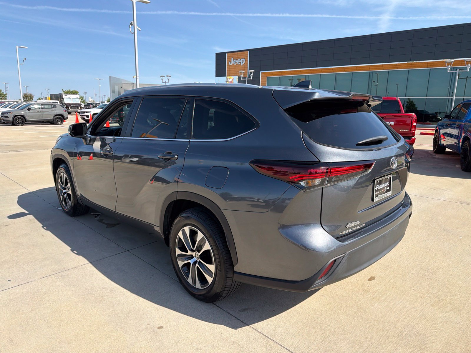 Used 2024 Toyota Highlander XLE FWD image 3
