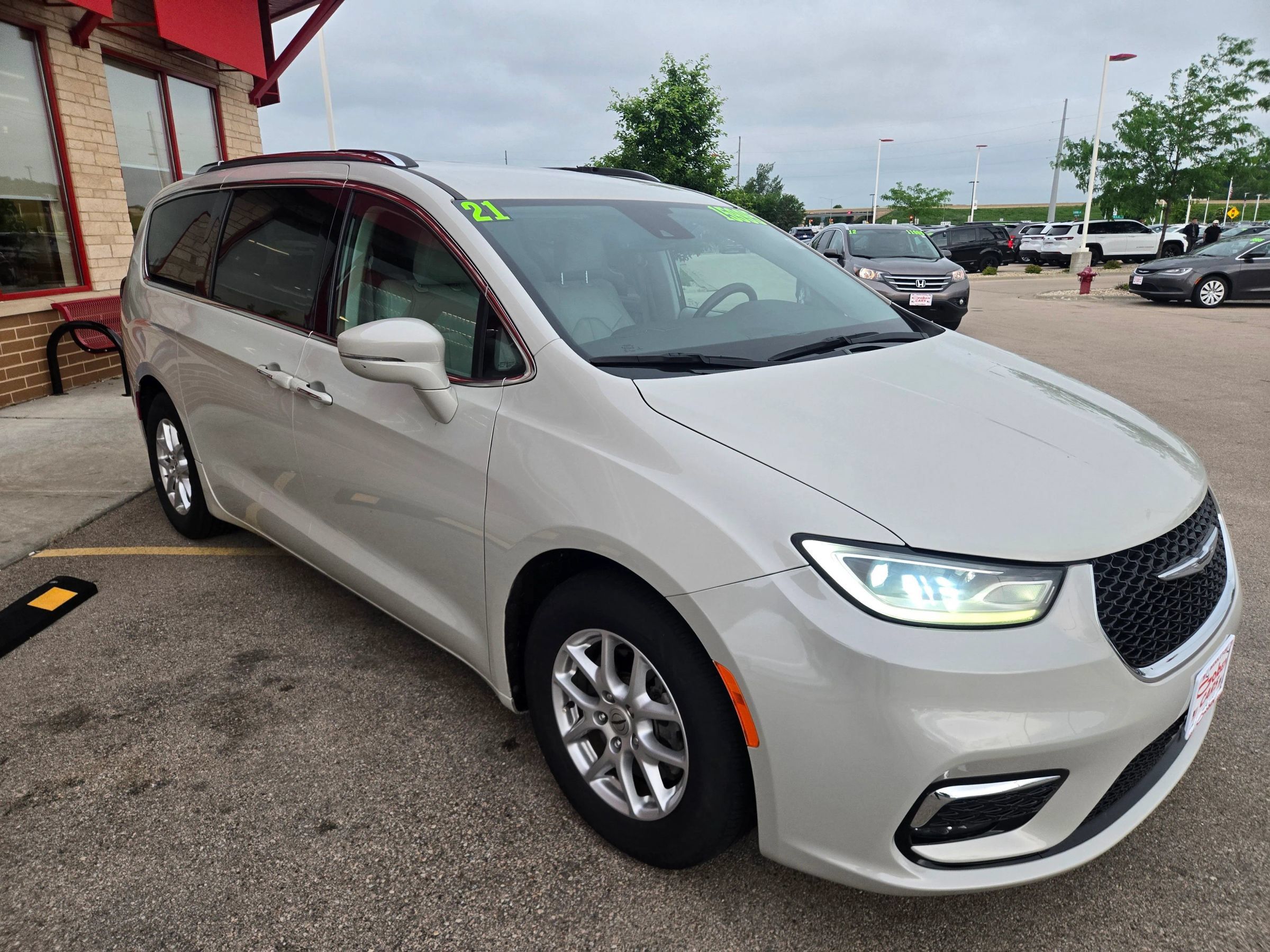 Used 2021 Chrysler Pacifica Touring-L FWD image 3