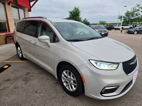 Used 2021 Chrysler Pacifica Touring-L FWD image 3
