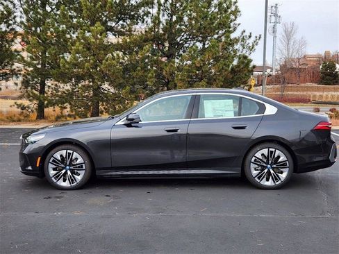 Used 2025 BMW i5 eDrive40i w/ Premium Package image 2