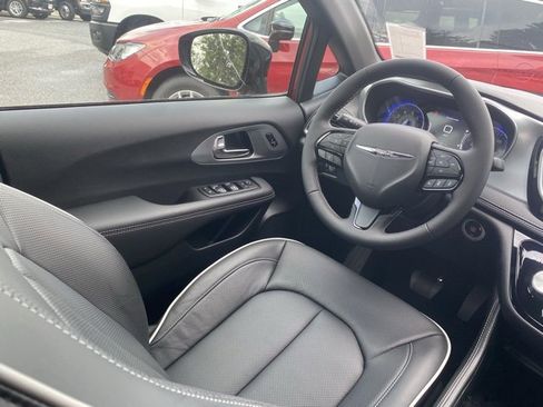 New 2026 Chrysler Pacifica Limited w/ S Appearance Package image 38