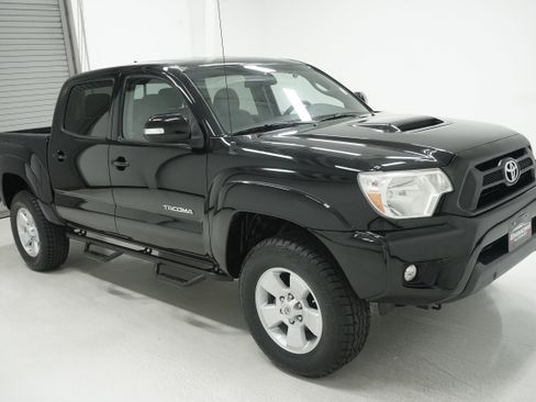 Used 2015 Toyota Tacoma TRD Sport w/ TRD Sport Package image 3