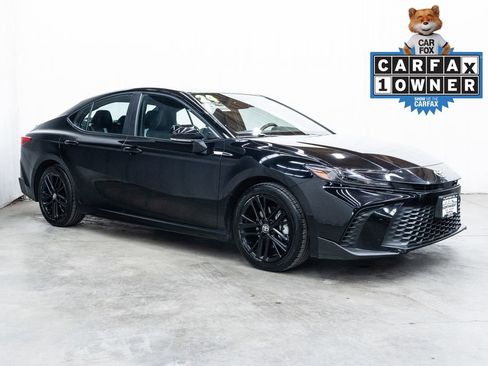 Used 2025 Toyota Camry SE FWD image 1
