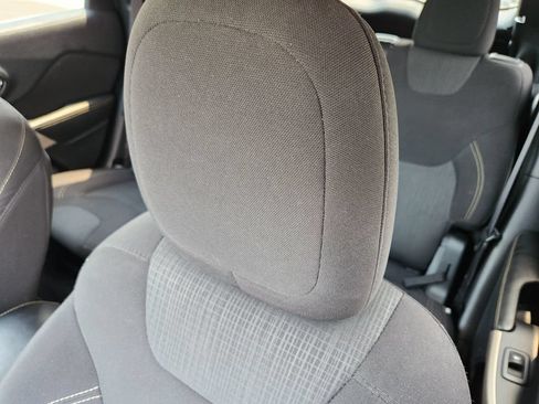 Used 2017 Jeep Cherokee Latitude w/ Safety/Convenience Group AWD/4WD image 14