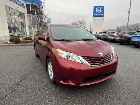 Used 2016 Toyota Sienna LE image 2