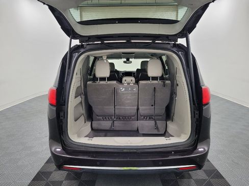 Used 2019 Chrysler Pacifica Touring-L FWD image 29