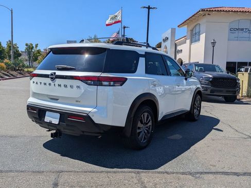 Used 2022 Nissan Pathfinder SV image 4