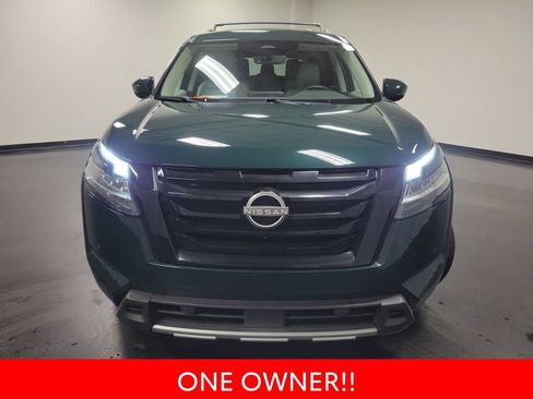 Used 2024 Nissan Pathfinder SL w/ Black Appearance Package FWD image 3