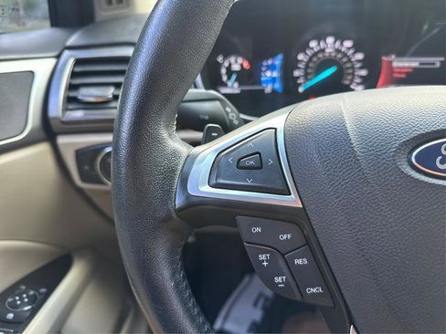 Used 2017 Ford Fusion SE w/ Fusion SE Technology Package image 27