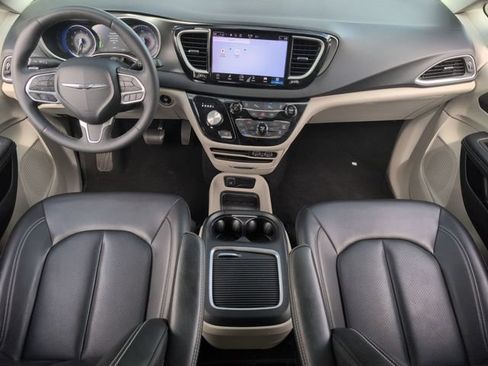 Used 2023 Chrysler Pacifica Touring-L FWD image 17