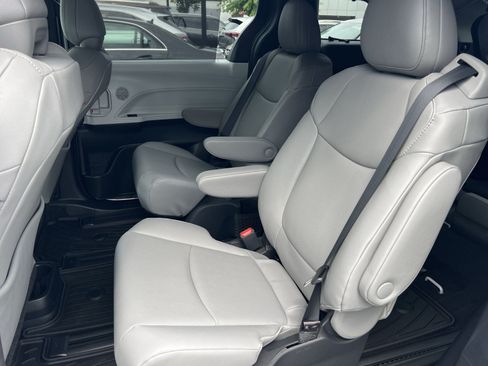 Used 2026 Toyota Sienna XLE AWD/4WD image 17