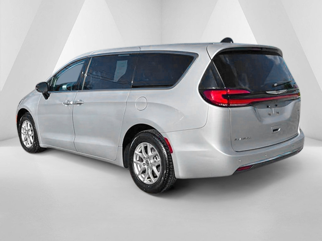 Used 2024 Chrysler Pacifica Touring-L FWD image 6