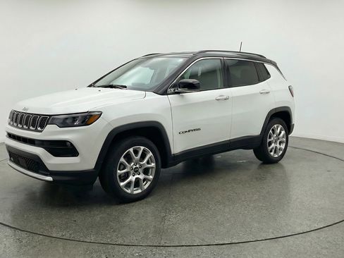 Used 2025 Jeep Compass Limited image 3