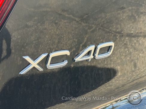 Used 2025 Volvo XC40 B5 Plus image 12