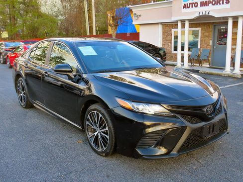 Used 2018 Toyota Camry SE image 5