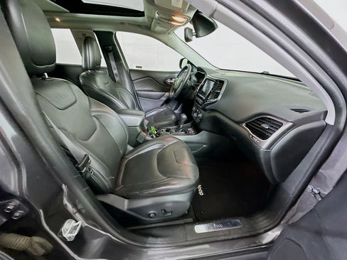 Used 2019 Jeep Cherokee Limited w/ Technology Group FWD image 32